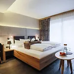 Hotel Staudacherhof In I Blick Aufs Zugspitzmassiv I Einzigartige Bayurvida Kueche Garmisch-Partenkirchen